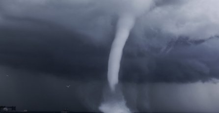 ZASTRAŠUJUĆI TRENUTAK ZABILJEŽEN KAMEROM! Čovjek snima dolazak tornada, a onda su mu i ruke zadrhtale! (VIDEO)