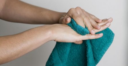 SAMO RAZMAZUJETE BAKTERIJE PO SEBI: Obrišete se peškirom i ostavite ga u kupatilu da se suši? To je skroz POGREŠNO!