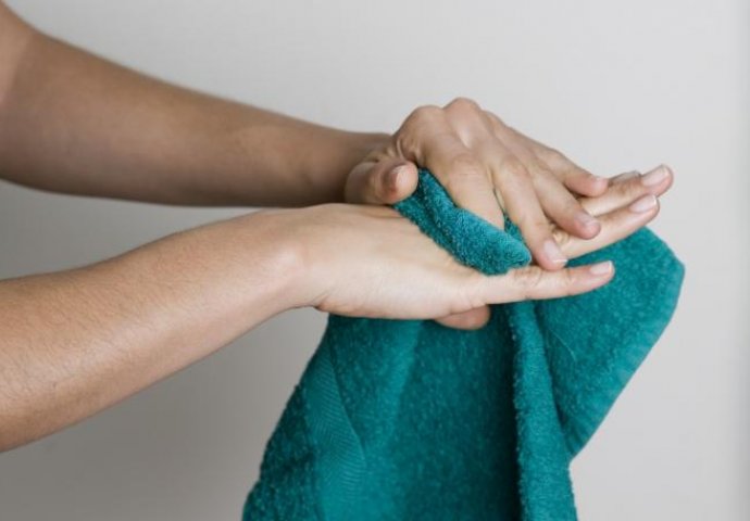 SAMO RAZMAZUJETE BAKTERIJE PO SEBI: Obrišete se peškirom i ostavite ga u kupatilu da se suši? To je skroz POGREŠNO!