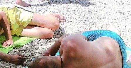 NAPRAVIO URNEBES NA DRUŠTVENIM MREŽAMA: Morate vidjeti šta je lik na plaži iskoristio umjesto jastuka, OVO JE HIT
