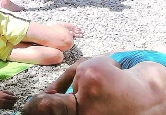 NAPRAVIO URNEBES NA DRUŠTVENIM MREŽAMA: Morate vidjeti šta je lik na plaži iskoristio umjesto jastuka, OVO JE HIT