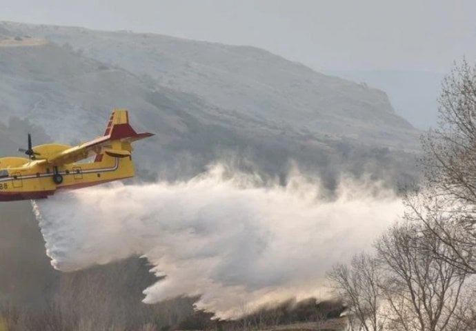 Hrvatska ponovo poslala dva kanadera na ispomoć u Tomislavgrad, o helikopterima OS BiH "ni traga ni glasa"