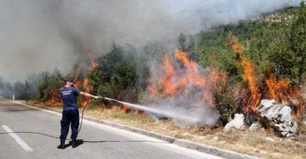 Požar ugrožava odvijanje saobraćaja na putu Ljubinje - Trebinje