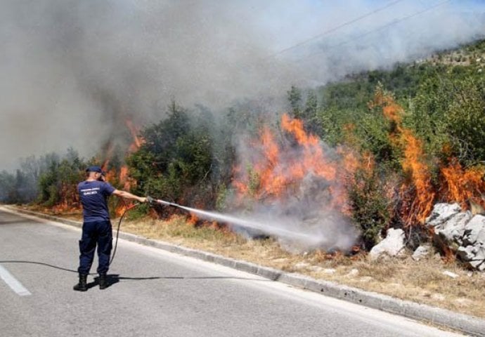 Požar ugrožava odvijanje saobraćaja na putu Ljubinje - Trebinje