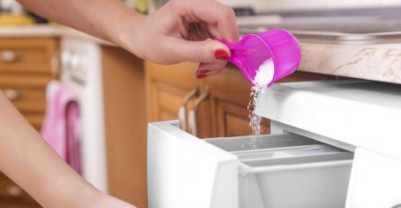 U PRAŠAK ZA VEŠ stavila je KAŠIKU ZAČINA KOJEG VEĆ IMATE U KUHINJI: Trik je genijalan i sigurno ćete ga koristiti!