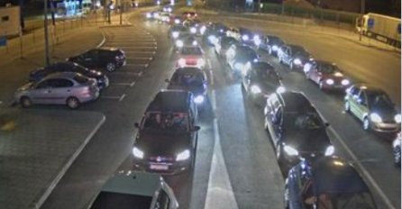 OBAVIJEST ZA VOZAČE: Velike gužve u oba smjera na graničnim prelazima