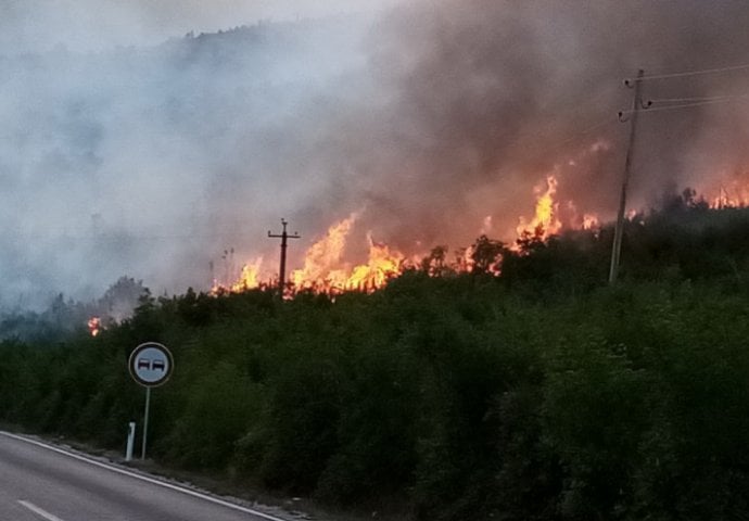 Teška situacija sa požarima u Hercegovini: Vatra zaustavljena u blizini kuća