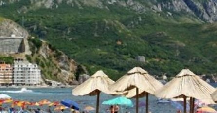 Puca luksuz: Ovako izgleda plaža u Budvi gdje su ležaljke 150 eura