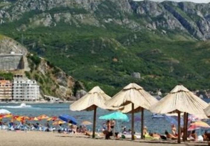 Puca luksuz: Ovako izgleda plaža u Budvi gdje su ležaljke 150 eura