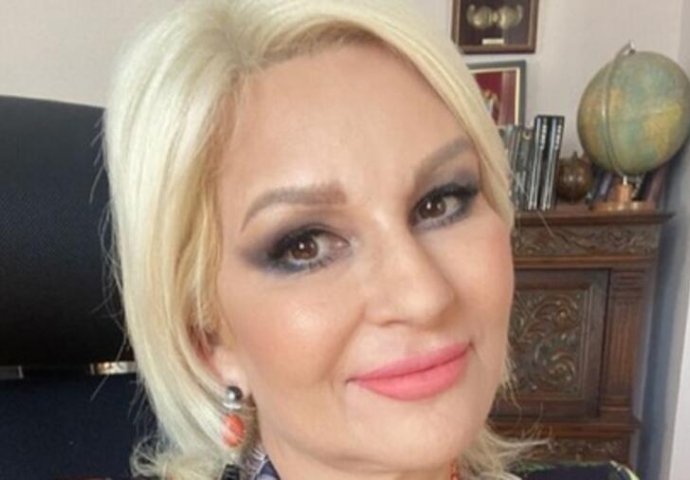 ZORANA MIHAJLOVIĆ (51) OBUKLA USKE FARMERKE I SVE IZNENADILA IZGLEDOM: Ministarka uvijek nosi suknje i oblači se poslovno - a pogledajte je u OPUŠTENOM izdanju