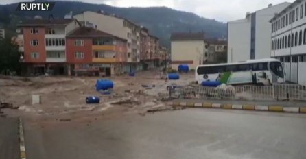 Najmanje 5 osoba poginulo u poplava u Turskoj: Spašavali ljude sa krovova kuća