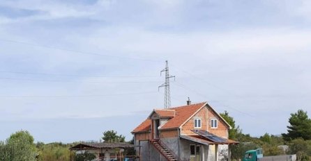 HILJADE LJUDI SMIJU SE OVOM "APARTMANU" IZ DALMACIJE: Ovako nešto može se vidjeti samo na Balkanu (FOTO)