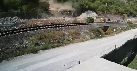 STRAŠAN TRENUTAK: Snimljeno kako ogromna kamena gromada pada na prugu i cestu u Čapljini (VIDEO)