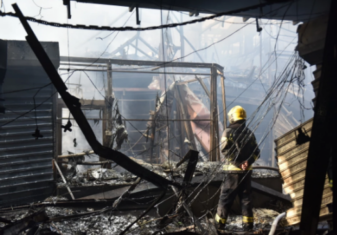 POTRESNE SCENE IZ IZGORJELOG TRŽNOG CENTRA: Prodavci nijemo gledaju u ono što je od njihovih radnji ostalo, dim i dalje kulja