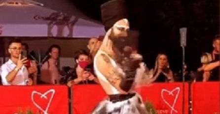 Božo Vrećo prošetao crvenim tepihom i izgledom oduševio sve