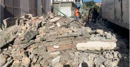 U zemljotresu na Haitiju stradalo više ljudi, moguć cunami i udari valova
