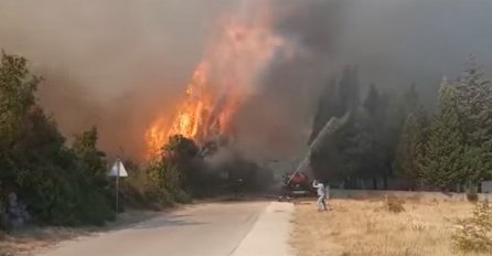 BUKTI POŽAR U NEUMU: Pogledajte kako se hrabri vatrogasci bore 'prsa u prsa' sa vatrom