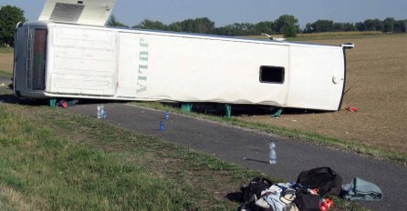 NESREĆA U MAĐARSKOJ: Autobus sletio sa puta, poginulo osmoro