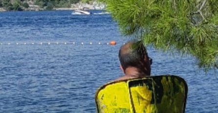 HILJADE LJUDI SMIJE SE OVOM MUŠKARCU I LEŽALJCI: Pogledajte šta je donio na plažu, ovo je hit (FOTO)