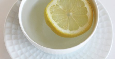 POSTOJI DOBAR RAZLOG: Umjesto kafe i čaja ujutro pijte toplu vodu s limunom