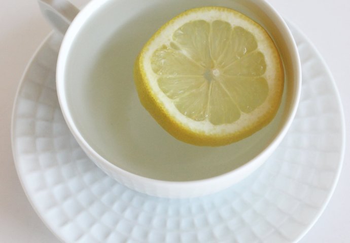 POSTOJI DOBAR RAZLOG: Umjesto kafe i čaja ujutro pijte toplu vodu s limunom