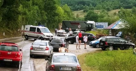 Kamion se zabio u podzid kraj ceste