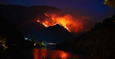 Gori Čvrsnica, požar se spušta prema naselju Donja Jablanica (FOTO)