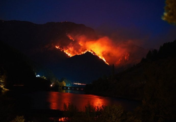 Gori Čvrsnica, požar se spušta prema naselju Donja Jablanica (FOTO)