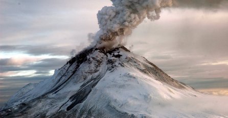 Na Aljasci istovremeno eruptirala tri vulkana