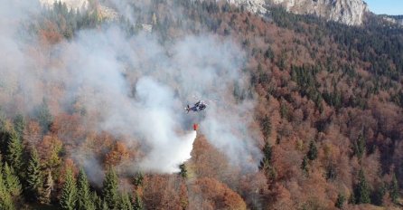 Pripadnici Helikopterskog servisa RS nastavljaju gasiti požar u Jablanici