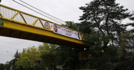  Muškarac postavio transparent ispred kuće Draška Stanivukovića