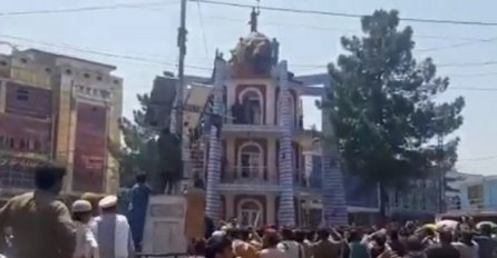 Dramatično stanje u Afganistanu: Prosvjednici skinuli zastavu talibana, ima mrtvih