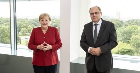 Visoki predstavnik Schmidt razgovarao sa Angelom Merkel, dobio punu podršku za svoj rad