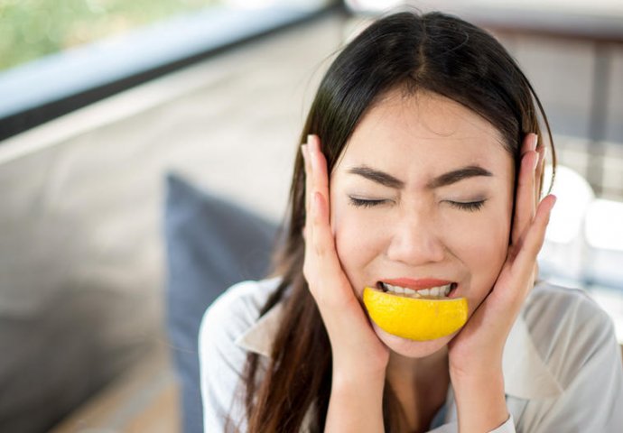 DOMAĆI LIJEK ZA GLAVOBOLJU: Ako imate limun u kući, zaboravićete na bolove!