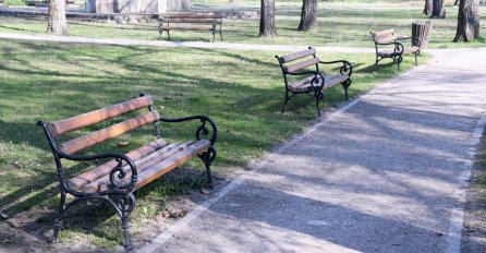 Mještani u čudu: Žena iz gradskog parka ukrala tri klupe i POSTAVILA ih u svoje dvorište