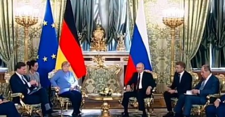Angeli Merkel zazvonio telefon tokom sastanka sa Putinom, pogledajte njegovu reakciju
