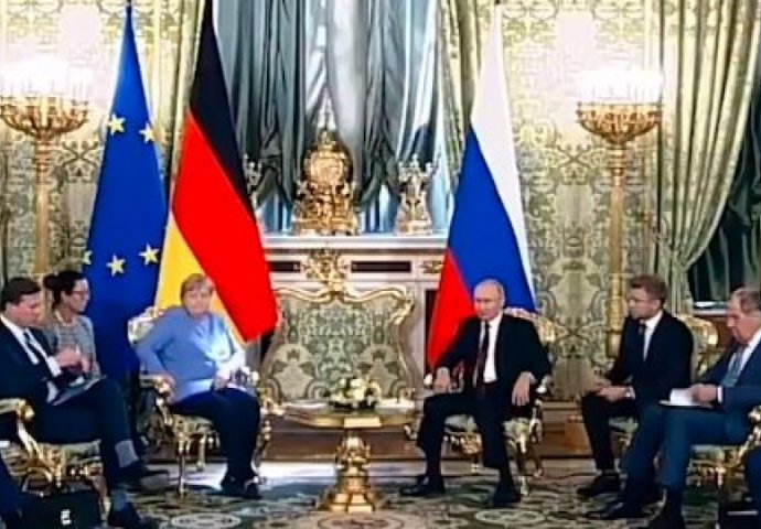 Angeli Merkel zazvonio telefon tokom sastanka sa Putinom, pogledajte njegovu reakciju