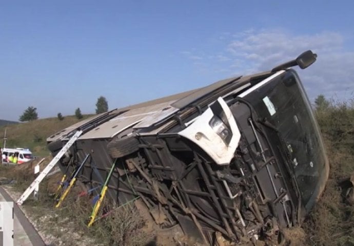 NESREĆA U NJEMAČKOJ, PREVRNUO SE AUTOBUS: Ima povrijeđenih