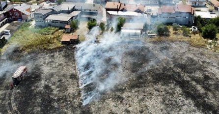 Vatrogasci u Vitezu satima gasili požar i spriječili širenje vatre na kuće i motel