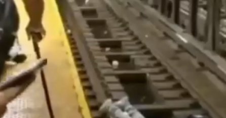 Spas u posljednji čas: Policajac  u Americi izvukao muškarca sa šina par sekundi prije nego će stići voz