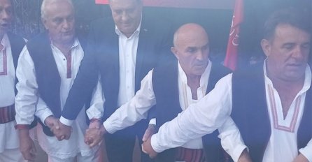 Dodik zaigrao kozaračko kolo na Mrakovici