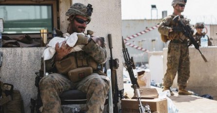 Fotografija marinca koji usred evakuacije drži afganistansku bebu obišla svijet