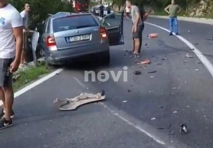 Teška nesreća kod Konjica, automobil podletio pod kamion: Saobraćaj zaustavljen