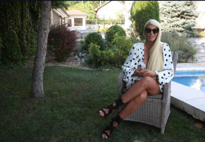 KARLEUŠA PONOVO NA UŠĆU! Iz luksuzne vile na Dedinju najavila SPEKTAKULARNI koncert, evo i kada!