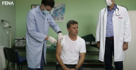 Novalić primio vakcinu u Gradačcu i pozvao građane da se vakcinišu