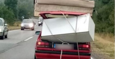 AKO SE SELITE, NJEGA ZOVITE?! Čovjek cijelu kuću spakovao u auto, pa krenuo magistralom(FOTO)