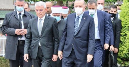 Erdogan odao počast Aliji Izetbegoviću na mezarju Kovači