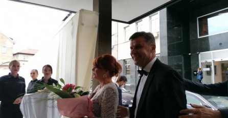 Fadil Novalić "naoružan" osmijehom stigao na svadbu Jasmine Izetbegović i Ćamila Humačkića