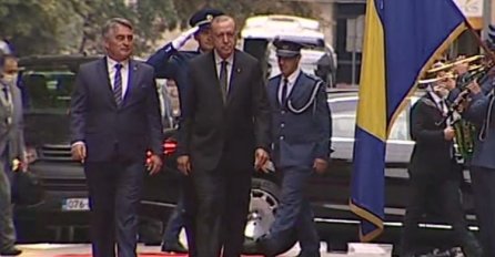 Recep Tayyip Erdogan dočekan uz vojne počasti