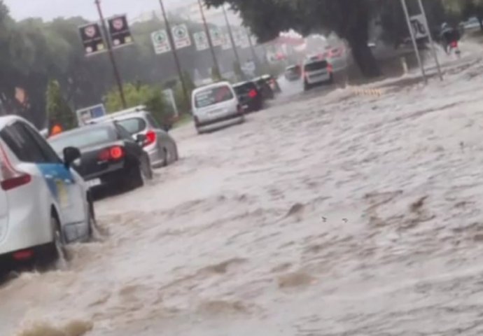 Snažno nevrijeme u regionu, bujica izbacila šaht, ulice poplavljene: Pogledajte snimak pljuska u Splitu